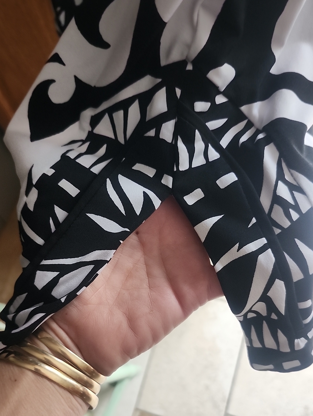 White House Black Market Black & White Swirl V-Neck Tunic Size Small - Picture 9 of 16